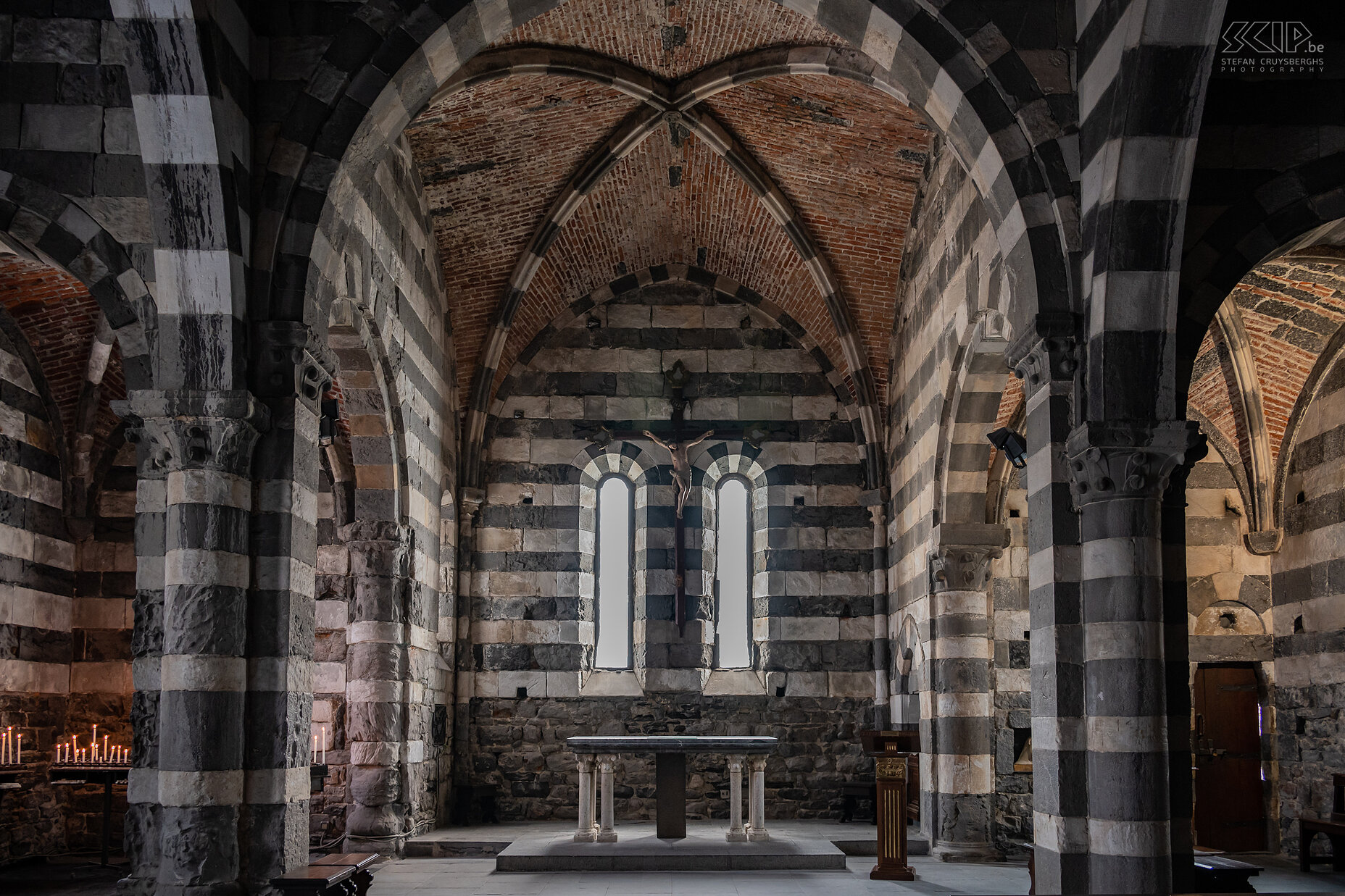Portovenere - Chiesa di San Pietro The Church of San Pietro is an ancient church dedicated to Saint Peter, built on a rocky edge in Portovenere, facing the beautiful Gulf of Poets (de Golf di Poëti). The church was consecrated in 1198. The black and white bands on the walls were added by the Genoese in the 13th century. Stefan Cruysberghs